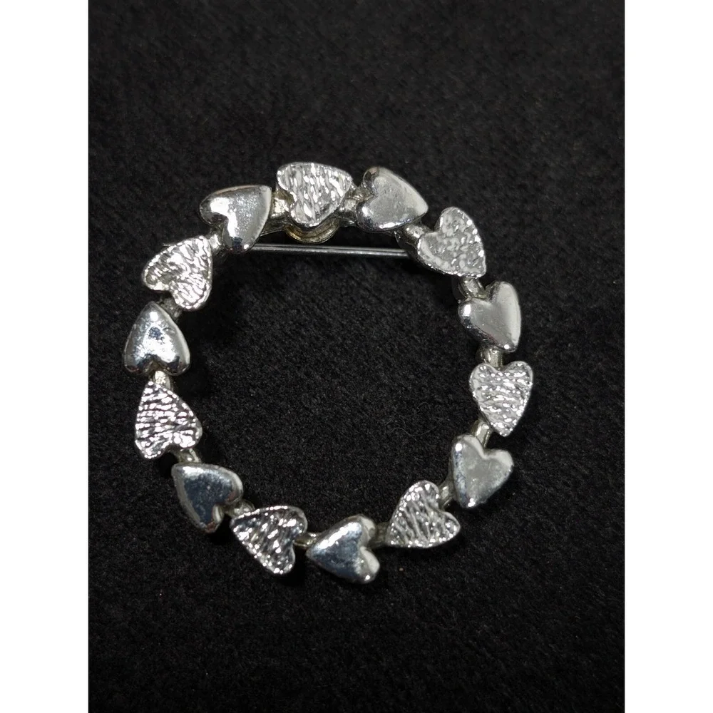 Vintage‎ Gerrys Silver Tone Heart Wreath Round Pin Brooch